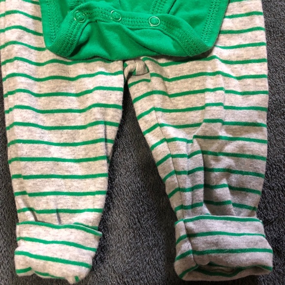 ‼️SOLD‼️ Carter’s • “Gift to the ladies”| Santa Matching Set (6M) - Picture 4 of 7